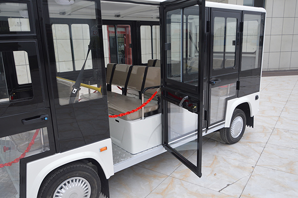 駕駛電動觀光車